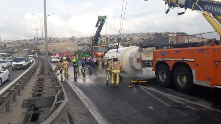 TEM Altınşehir'de tanker devrildi