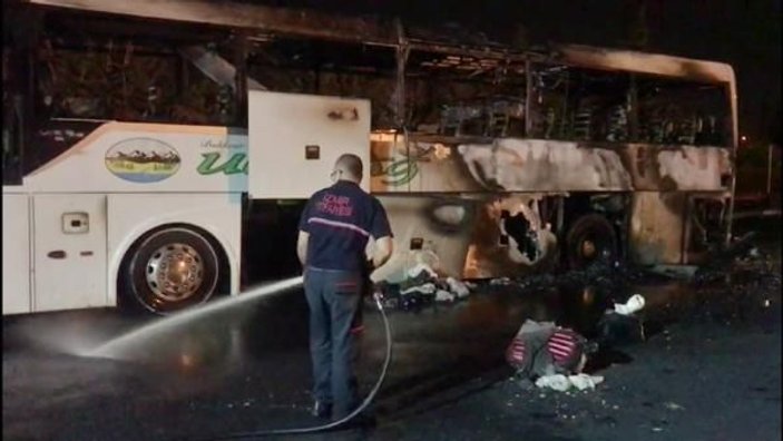 İzmir'de, yolcu otobüsü yandı
