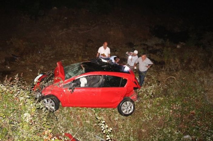 Köpeğe çarpan otomobil kanala uçtu: 2 yaralı