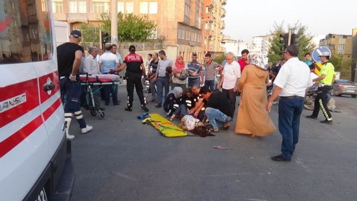 Kırmızı ışıkta geçip motosikletlere çarptı: 4 yaralı