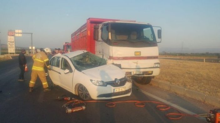 İzmir’de kamyon ve otomobil çarpıştı: 1 ölü, 3 yaralı