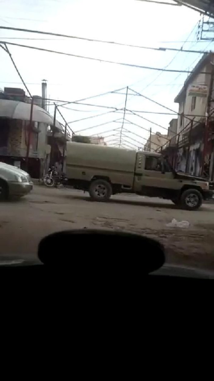 YPG'li teröristler caddeleri sacla kaplamaya başladı