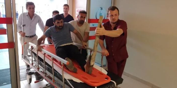 Ayağında çivili tahta ile hastaneye kaldırıldı