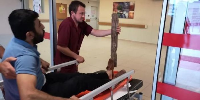 Ayağında çivili tahta ile hastaneye kaldırıldı