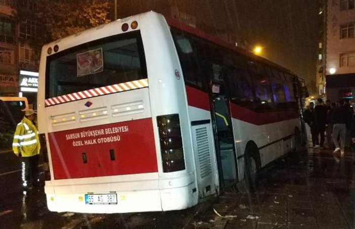 Samsun’da halk otobüsü park halindeki 3 araca çarptı