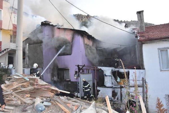 Kütahya'da iki katlı ev yanarak kül oldu