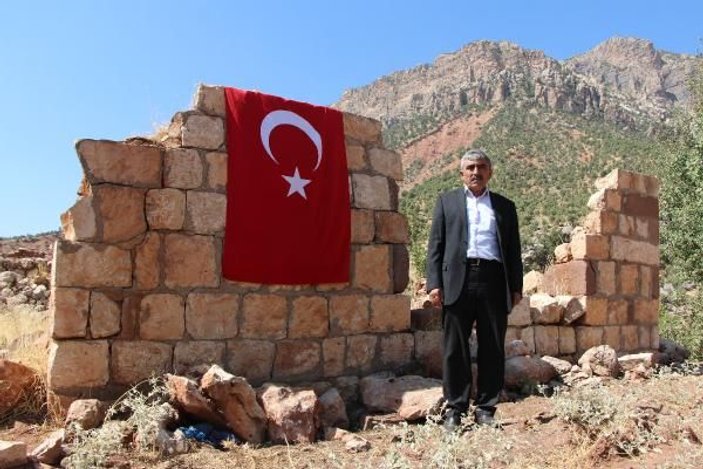 12 yakınının katledildiği eve 32 yıldır Türk bayrağı asıyor