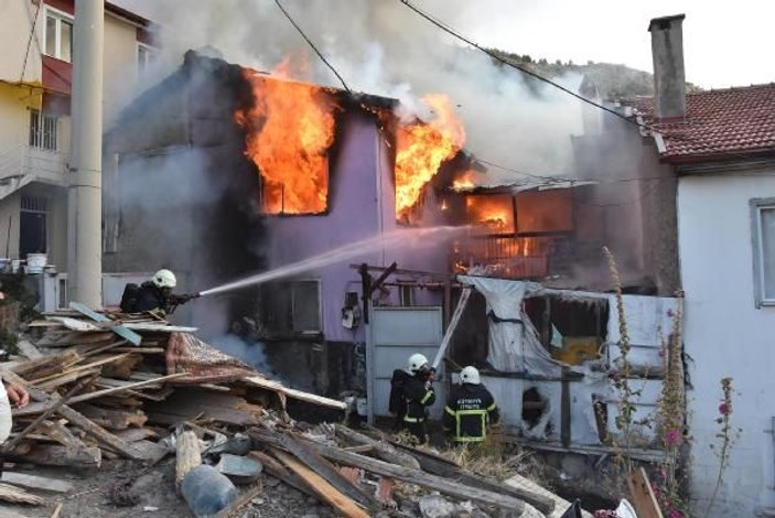 Kütahya'da iki katlı ev yanarak kül oldu