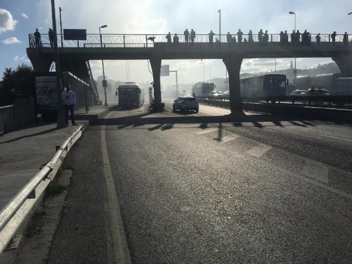 Haliç Köprüsü girişinde otomobil alev aldı