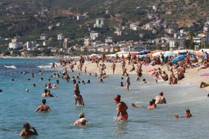 Antalya’da sahiller tıklım tıklım dolu