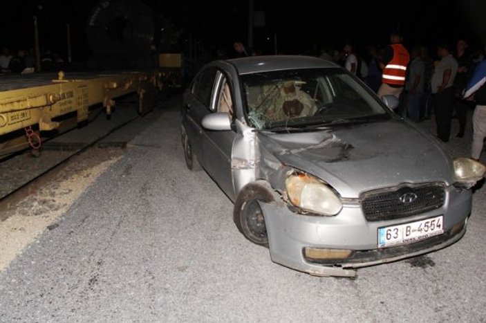 Mersin'de tren ile otomobil çarpıştı: 4 yaralı