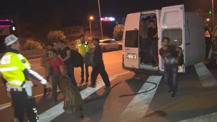 Minibüsten çıkan 60 göçmen, polislere aldırmadan kaçtı