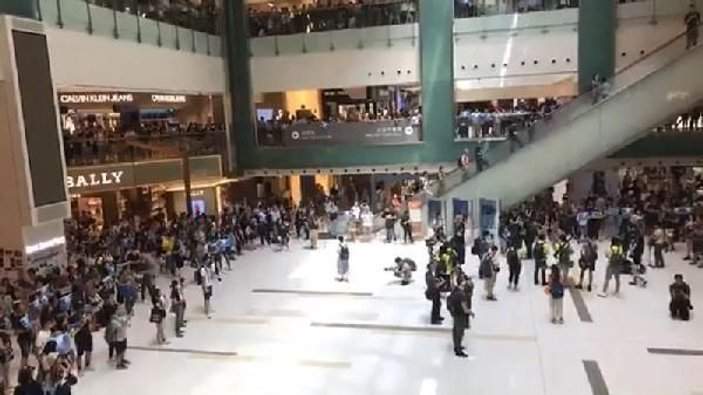Hong Kong’da eylemciler AVM’leri bastı