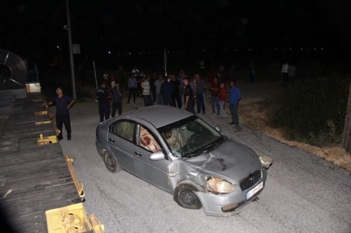 Mersin'de tren ile otomobil çarpıştı: 4 yaralı