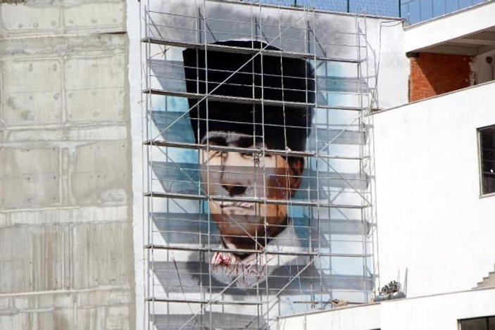 Bolu'da belediye binası duvarına dev Atatürk portresi