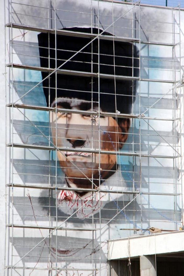 Bolu'da belediye binası duvarına dev Atatürk portresi