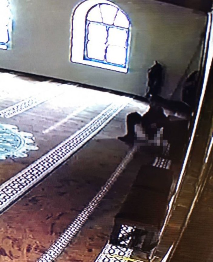 Sakarya'da caminin ortasına tuvaletini yaptı