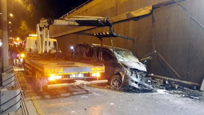 Ankara'da minibüs 5 metreden alt geçide düştü