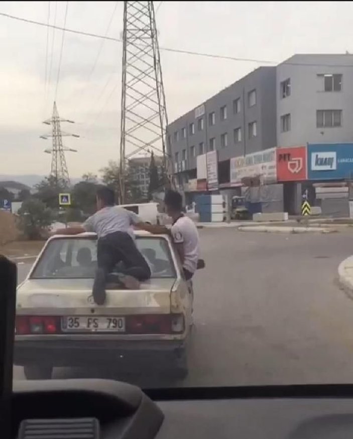 İzmir'de araç üstünde tehlikeli yolculuk