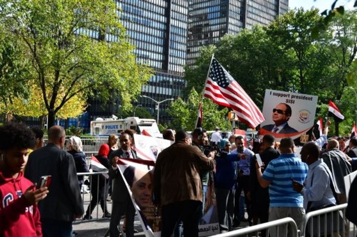 New York’ta Sisi ile Mursi destekçileri karşı karşıya geldi