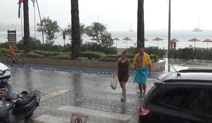 Marmaris'te turistler sağanakta yüzdü
