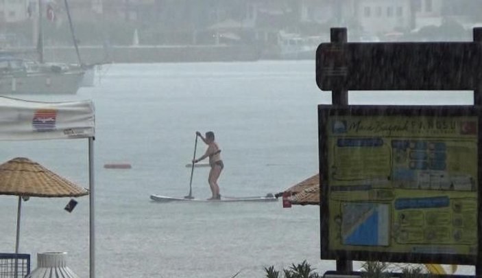 Marmaris'te turistler sağanakta yüzdü