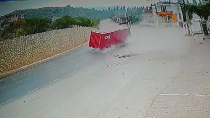 Bursa'da konteyner tırın üzerinden düştü
