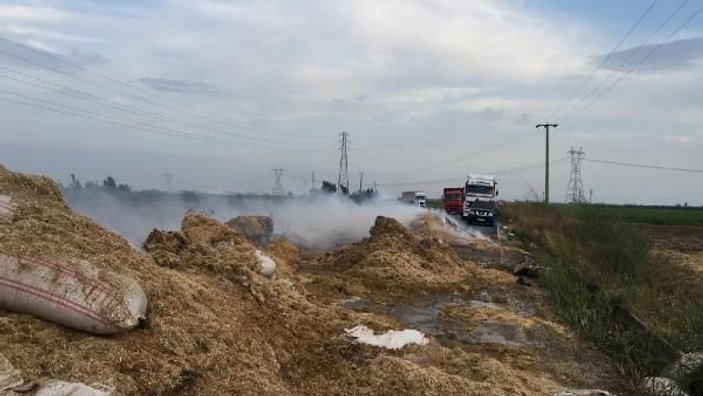 Mersin'de saman yüklü kamyon seyir halinde alev aldı