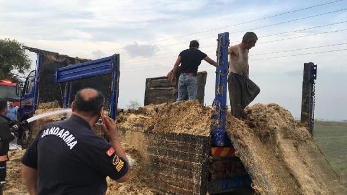 Mersin'de saman yüklü kamyon seyir halinde alev aldı