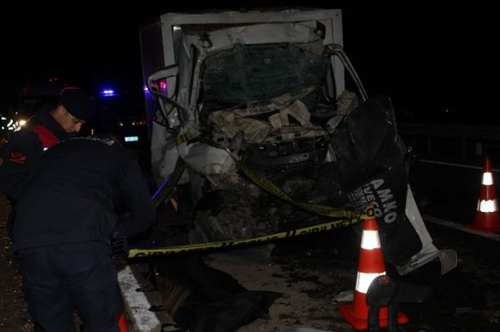 Kütahya’da kamyonet kamyona çarptı: 1 ölü