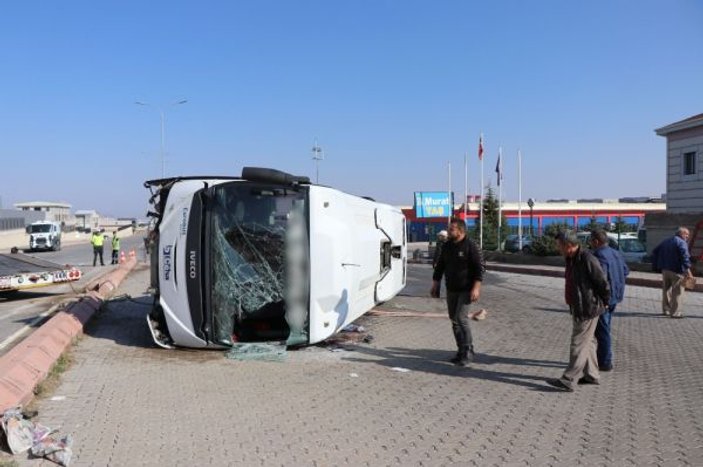Kayseri'de şoför kalp krizi geçirdi, minibüs yan yattı