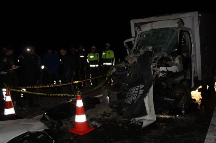 Kütahya’da kamyonet kamyona çarptı: 1 ölü