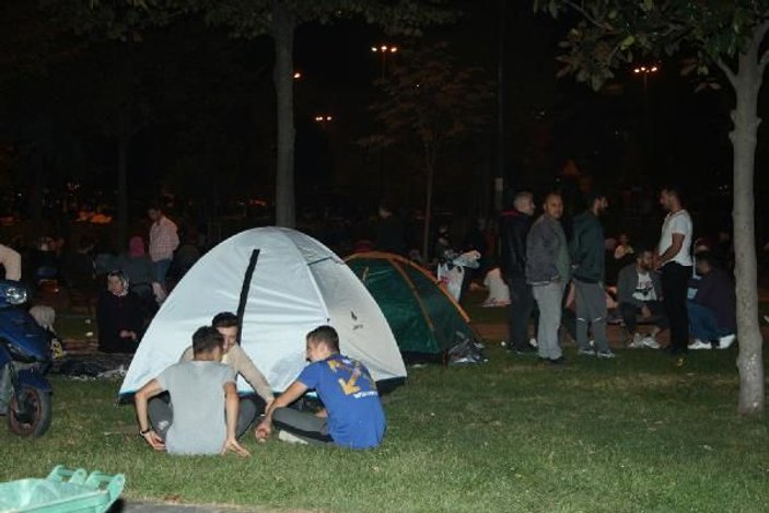 İstanbullular geceyi parklarda geçirdi