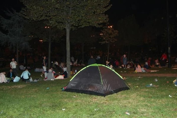 Deprem sonrası İstanbullular bu gece de parklarda