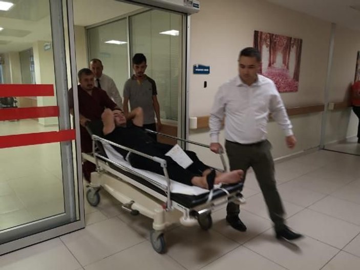 Bursa'da kaza yapan motosikletliye çevredekiler yardım etti