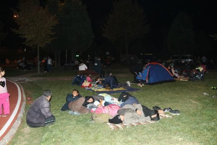 Deprem sonrası İstanbullular bu gece de parklarda
