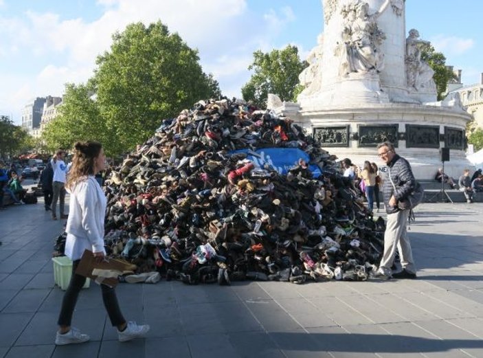 Paris’te mayın ve bomba kurbanlarına ayakkabılı destek