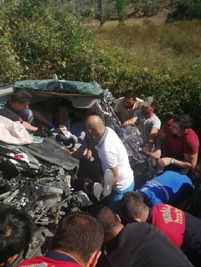 Otomobil traktöre çarptı: Sürücü öldü, eşi ve kızı yaralı