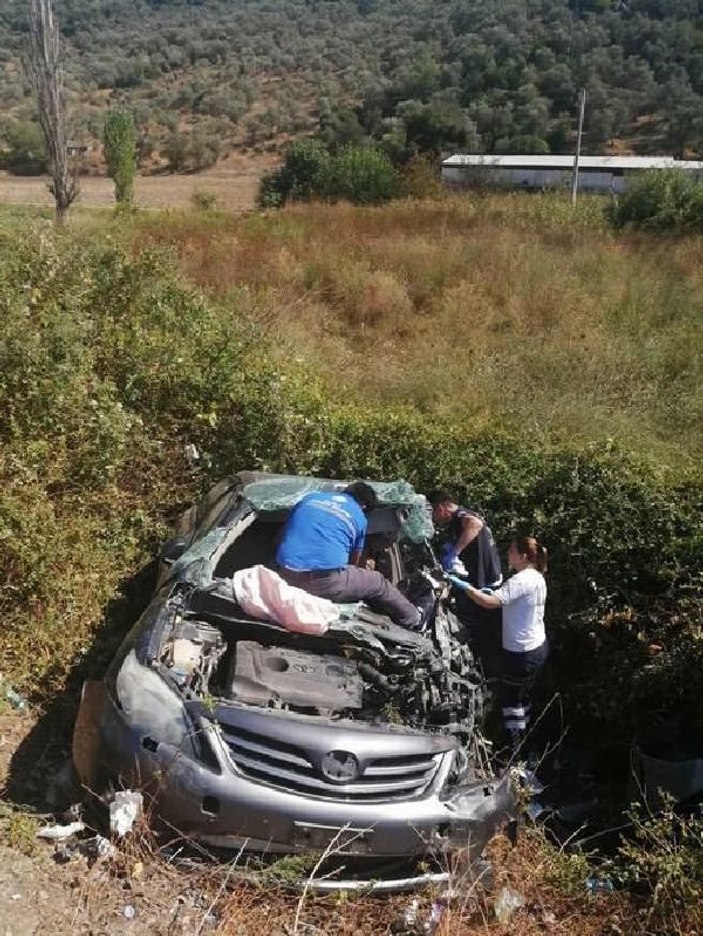 Otomobil traktöre çarptı: Sürücü öldü, eşi ve kızı yaralı