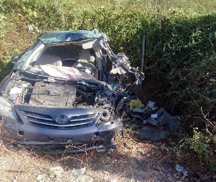 Otomobil traktöre çarptı: Sürücü öldü, eşi ve kızı yaralı