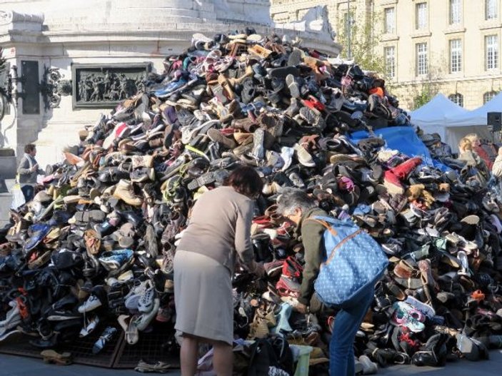 Paris’te mayın ve bomba kurbanlarına ayakkabılı destek