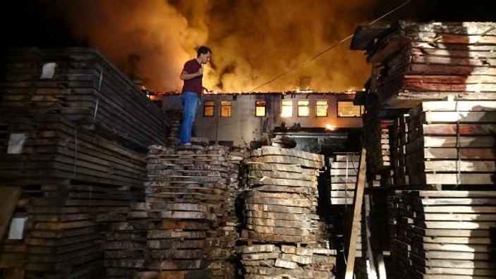 Düzce'de 3 katlı ev alev alev yandı