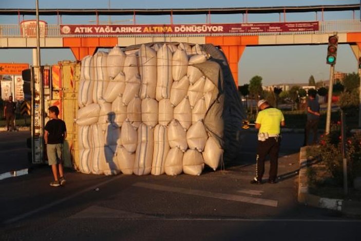 Sivas'ta saman balyası yüklü kamyon devrildi: 1 yaralı