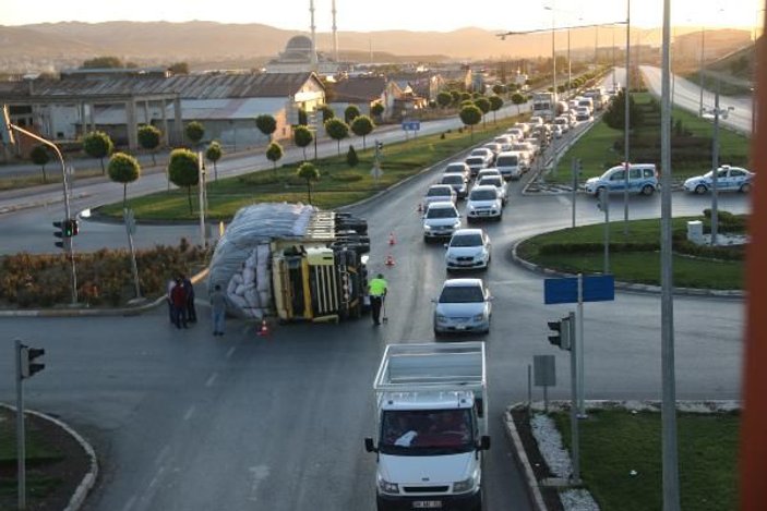 Sivas'ta saman balyası yüklü kamyon devrildi: 1 yaralı