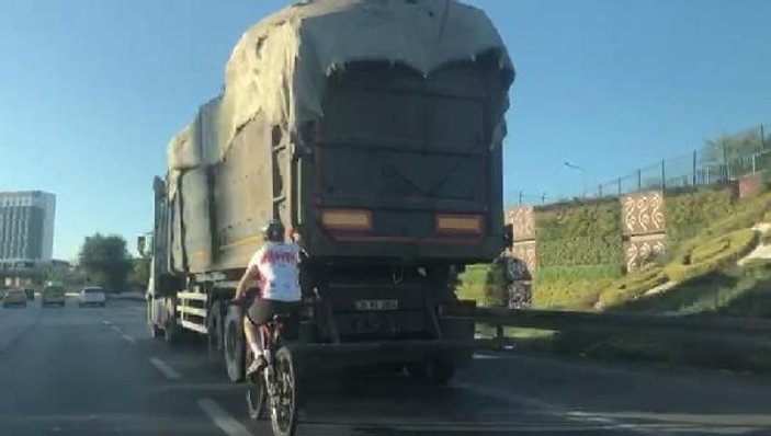 Tehlikeyi umursamayan bisiklet sürücüsü