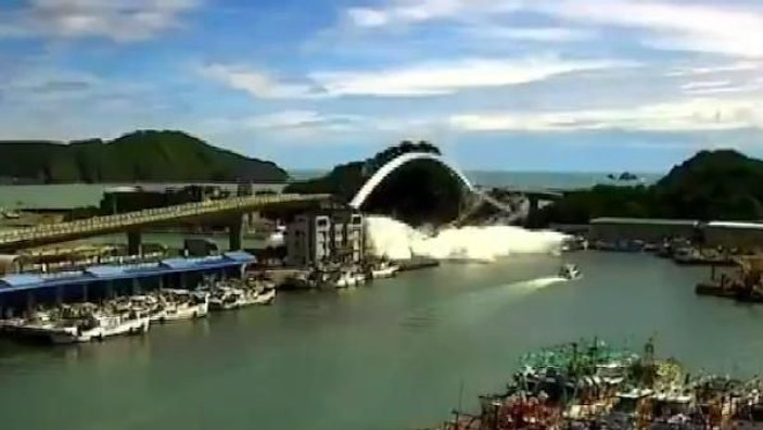 Tayvan’da 21 yıllık turistik köprü çöktü