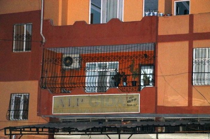Adana'da bir kişi balkonunda otururken vuruldu