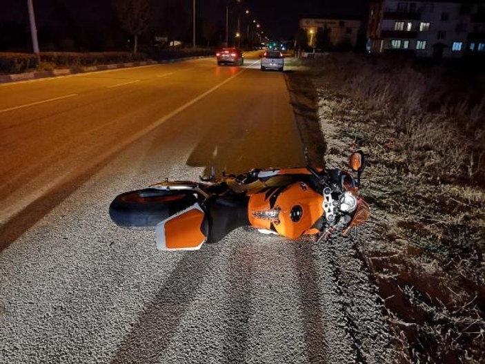 Kaza yapan motosiklet sürücüsü 30 metre sürüklendi