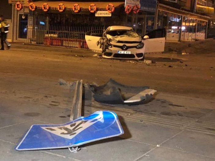 Ankara’da otomobil kamyonete arkadan çarptı