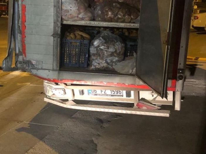 Ankara’da otomobil kamyonete arkadan çarptı